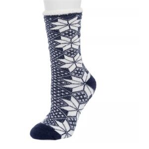 Cuddl Duds snowflake theme slipper socks with grips 9-11 blue white
